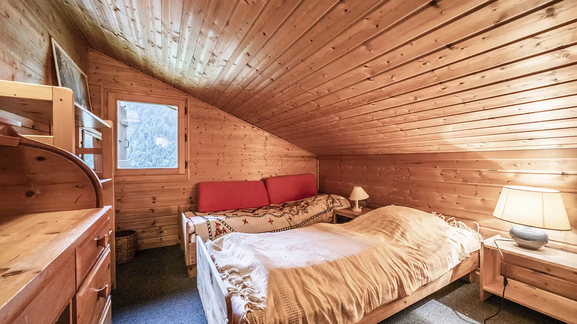 Chambre avec lit simple, bureau, canapé, fenêtre, sous le toit