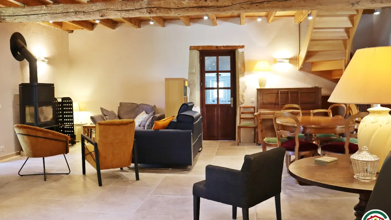 La pièce commune : coin salon, détente, piano et salle de petit déjeuner