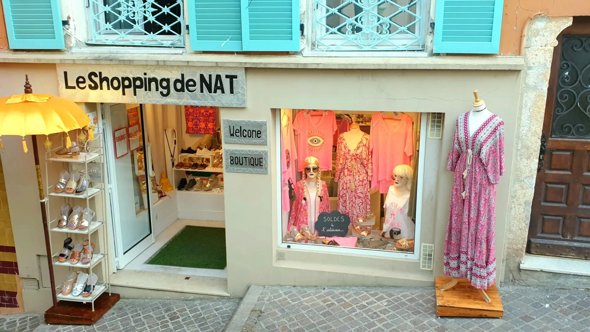 Boutique sur la Place de la Paix