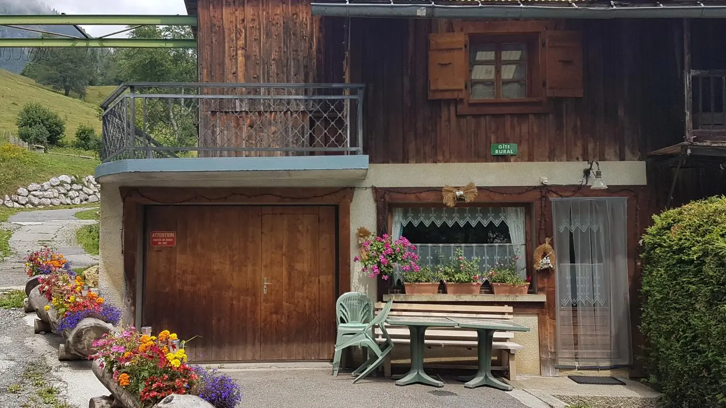 le gîte dans la ferme de serge, avec son garage, sa terrasse, la table et les chaises.
chaise longue, parasol et plancha sont dans le garage qui ferme à clé.