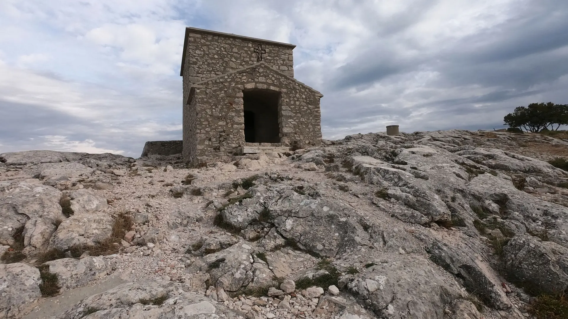 Chapelle du Saint-Pilon perchée en hauteur