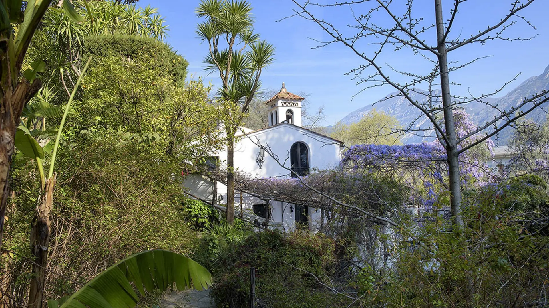 Vue du jardin et vue partielle de la demeure