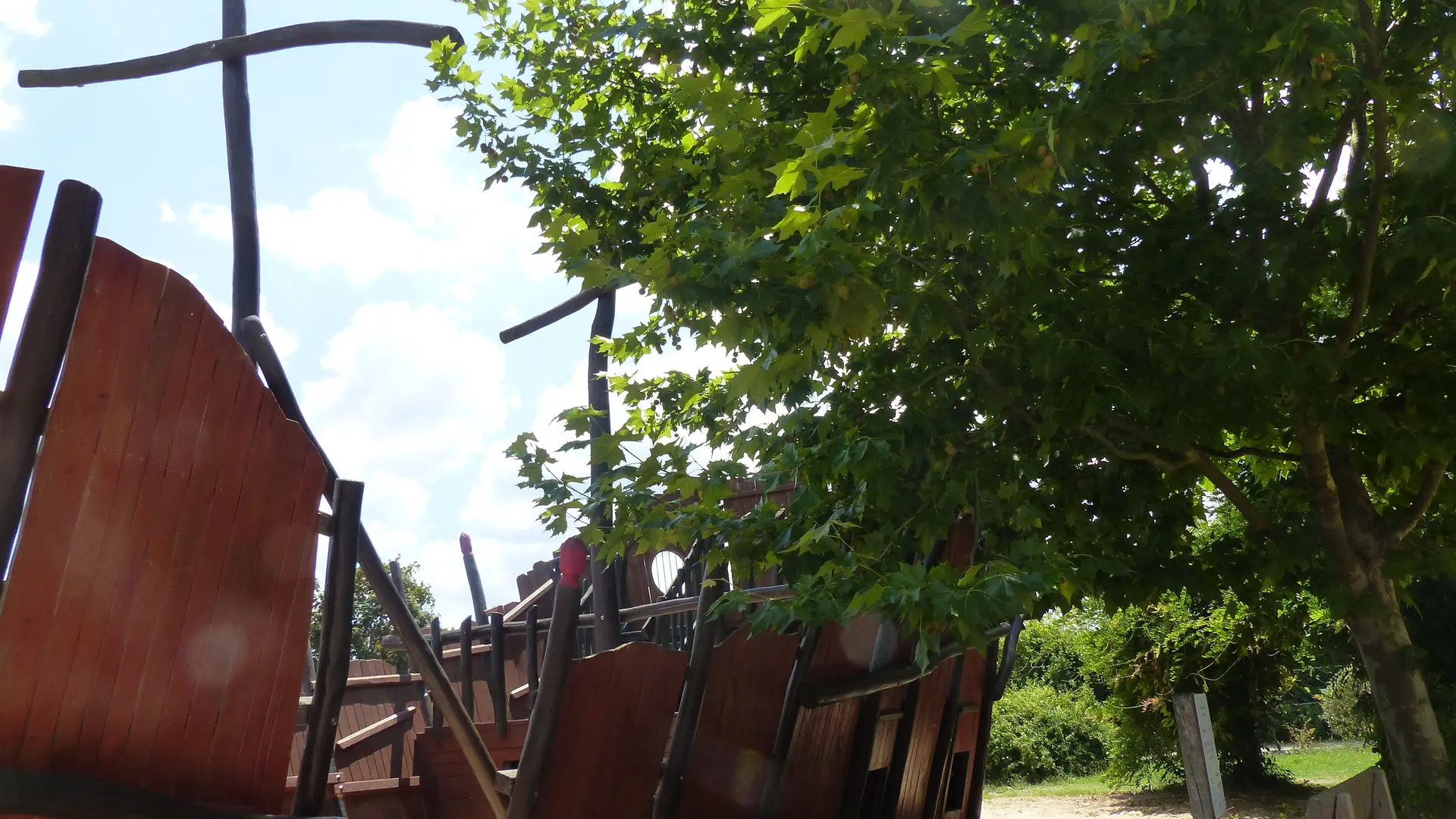 Vue de l'aire de jeux bateau pirate