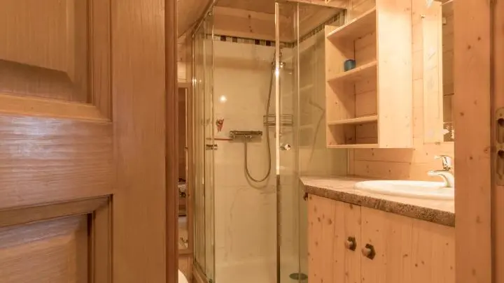 Accès de la salle d'eau