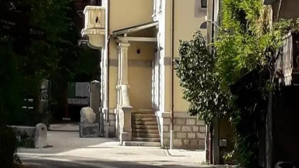 Ruelle donnant accès au bourg du village.