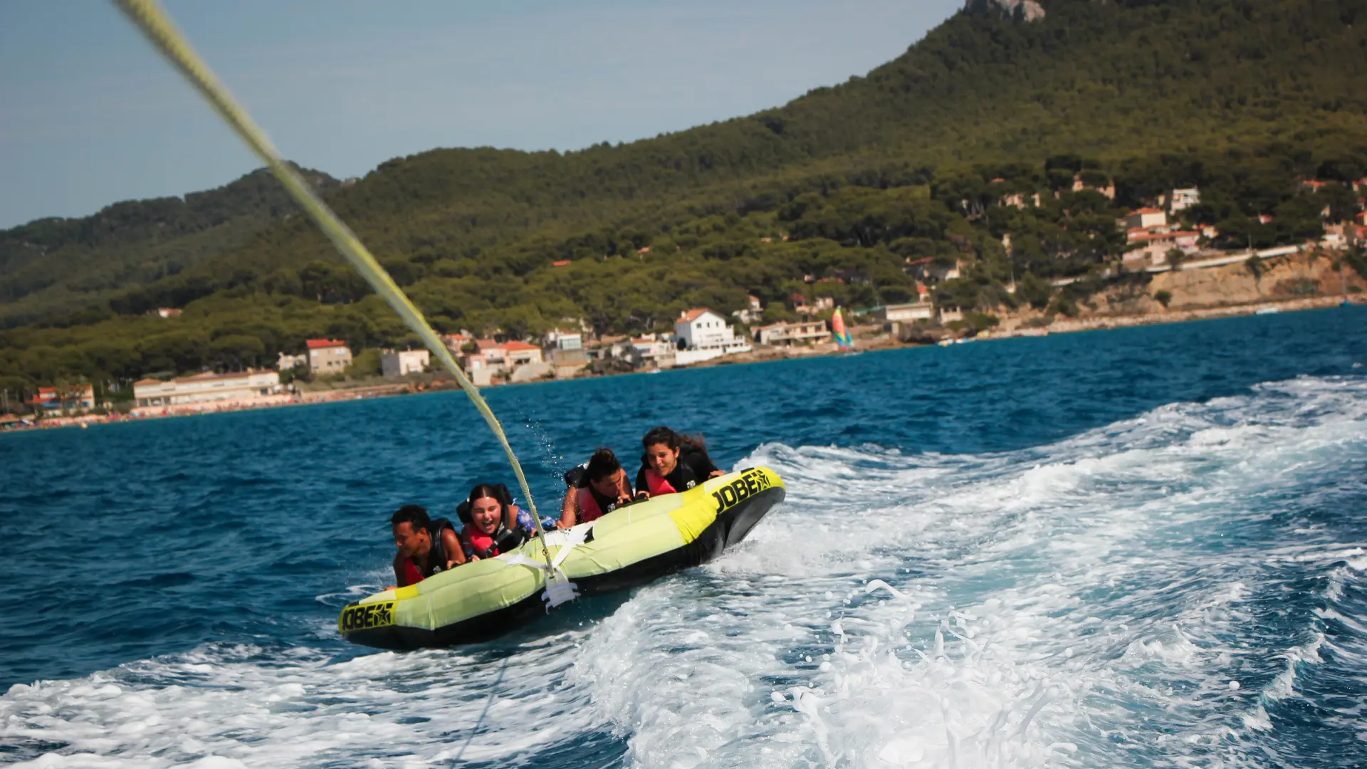 Bouée tractée avec wake sensation