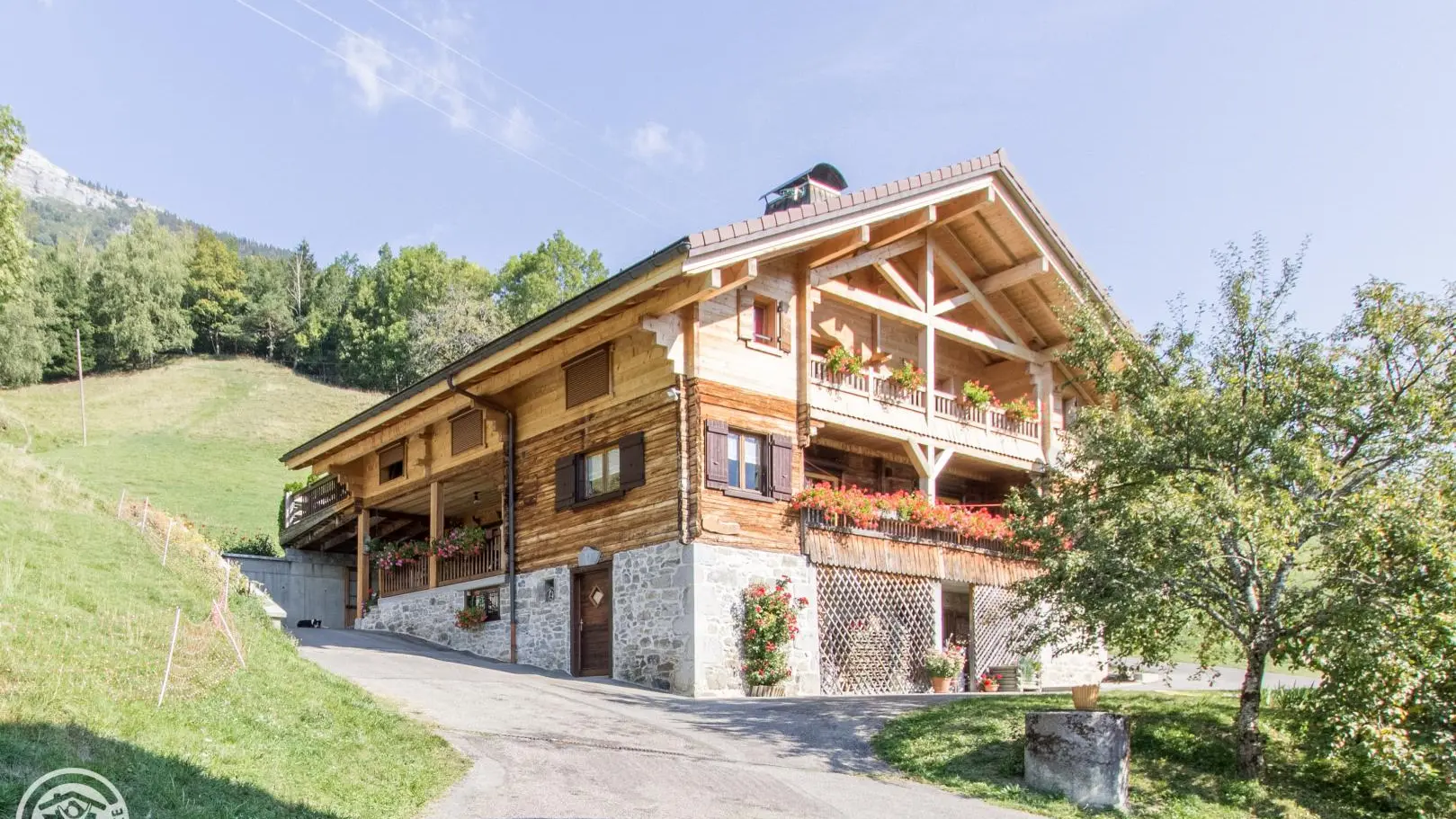 Notre maison et les chambres d?hôtes au dessus