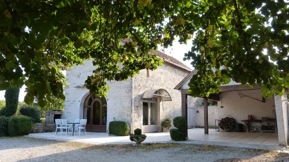 Entrée, cour, abri voiture.