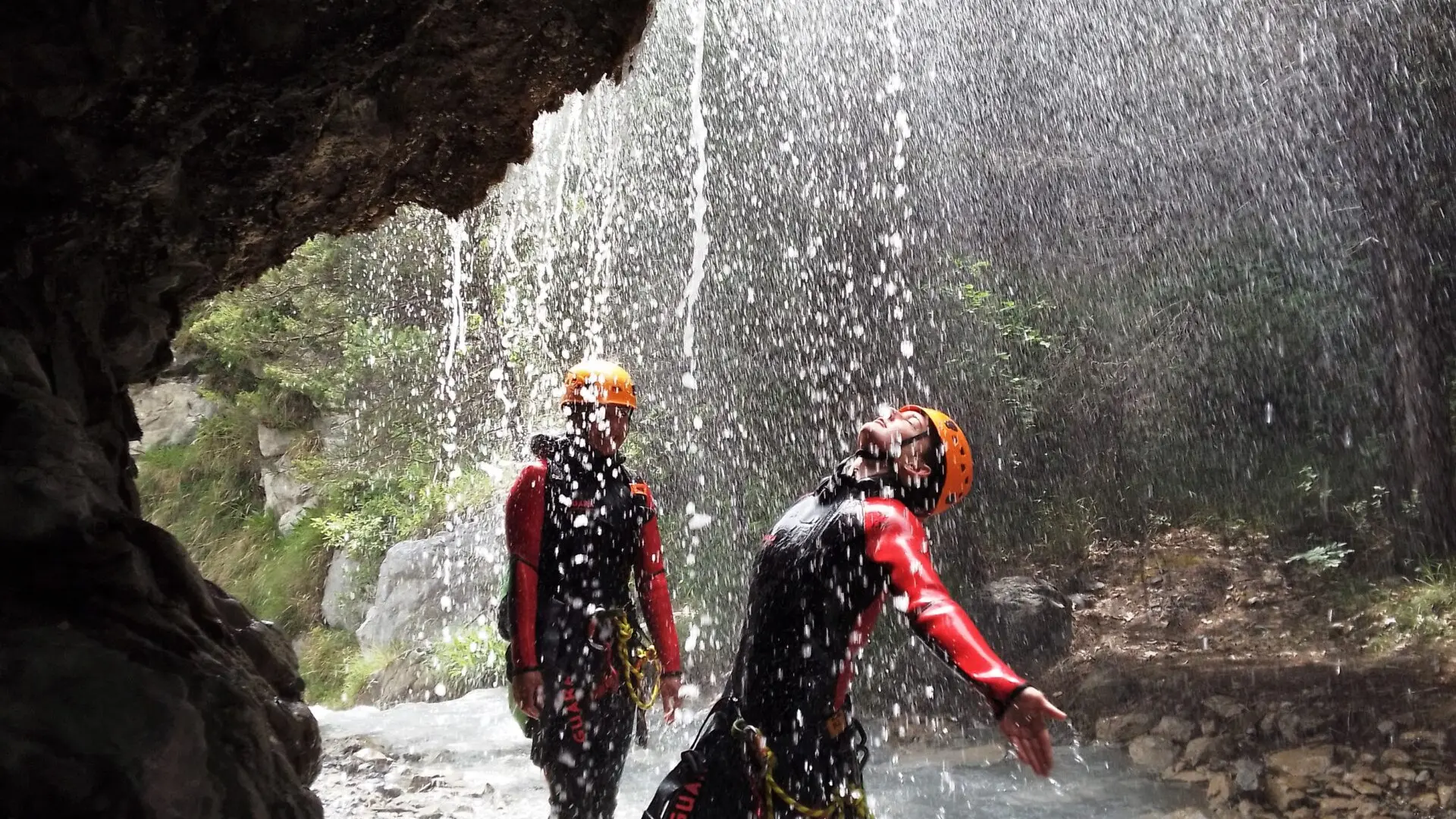 Sensations fraîches et paysages bruts. Cascades de Costeplane avec Ecrins Spéléo Canyon