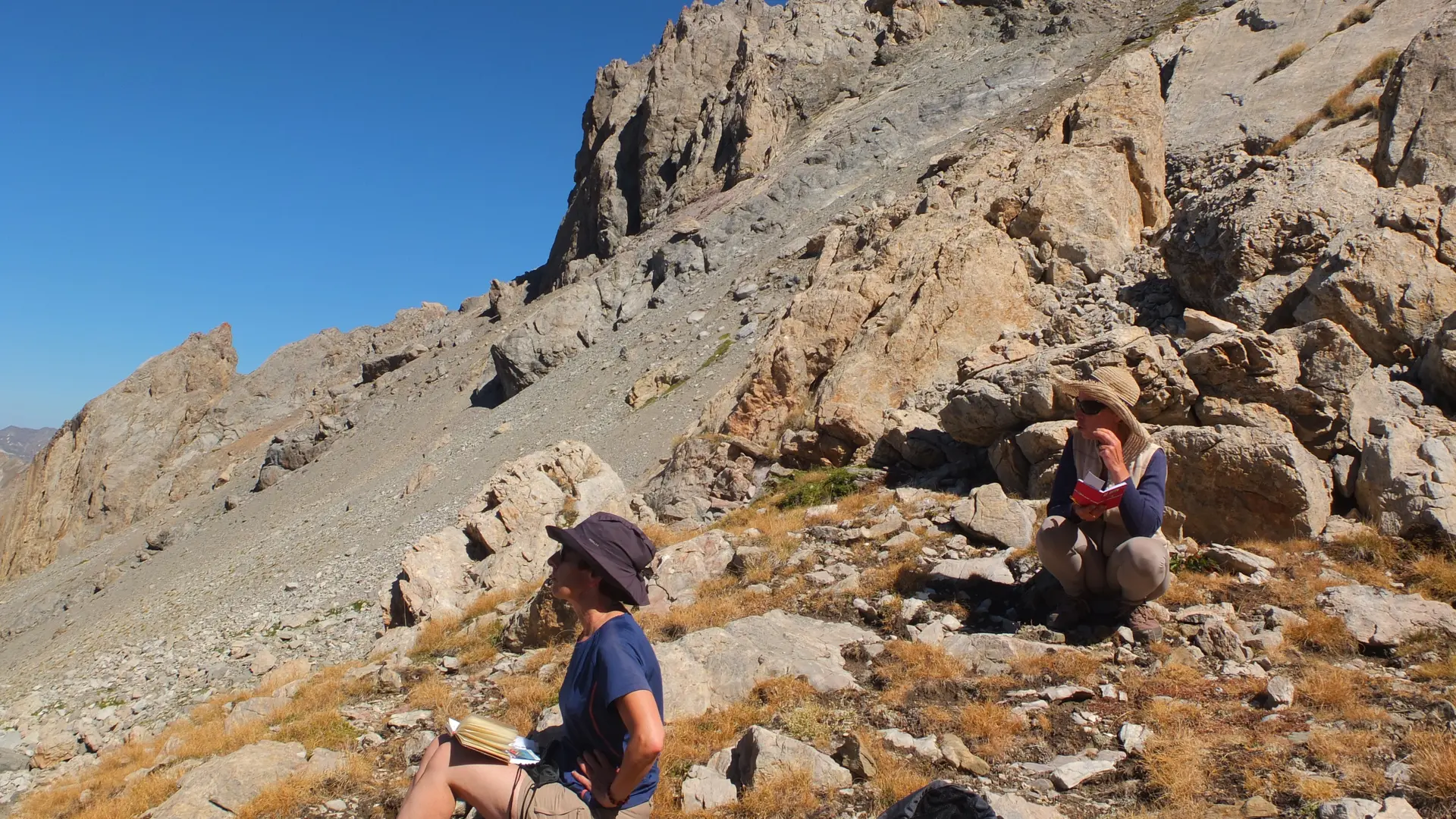 pause pour les jeux d'écriture sur le chemin de randonnée en Clarée