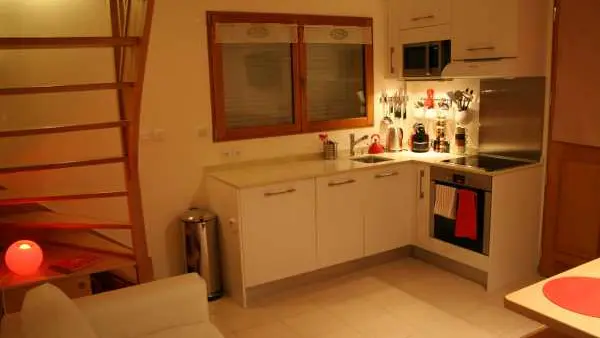 La pièce principale avec canapé