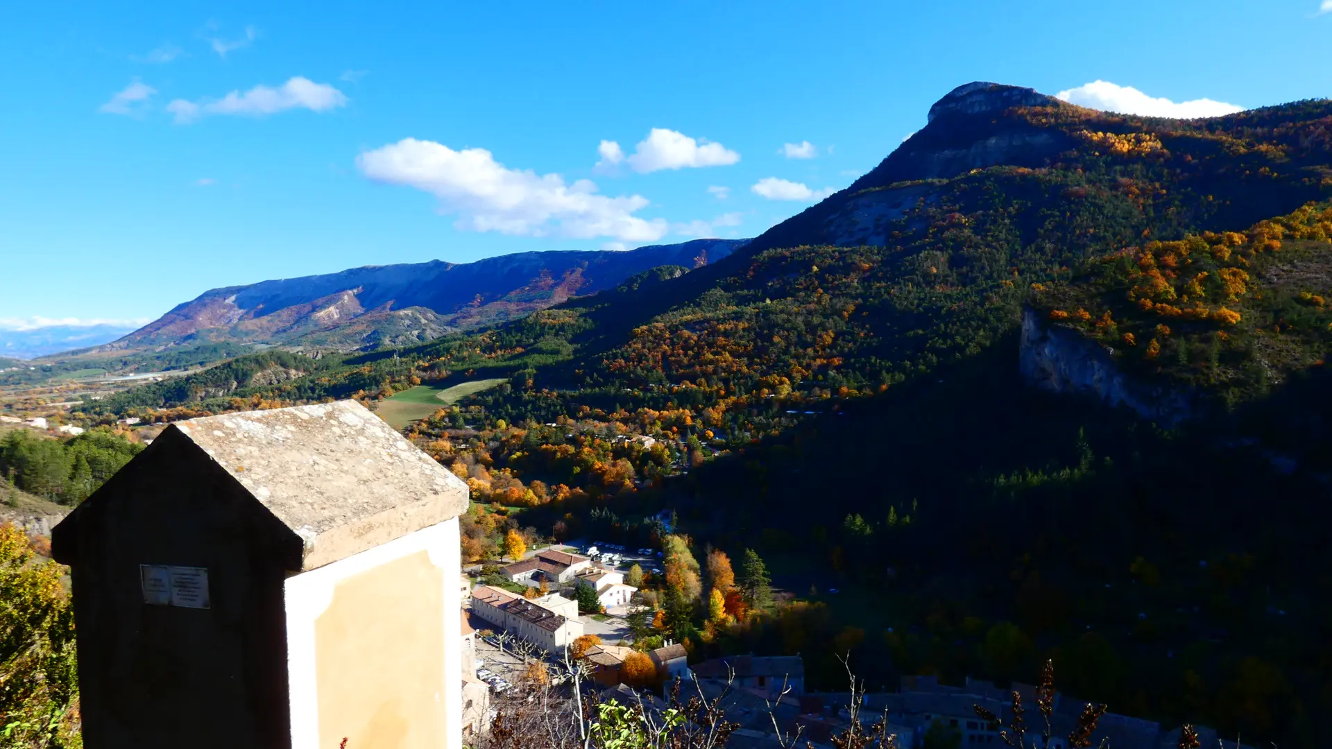 L'oratoire du Gros Doigt domine le villaged'Orpeirre