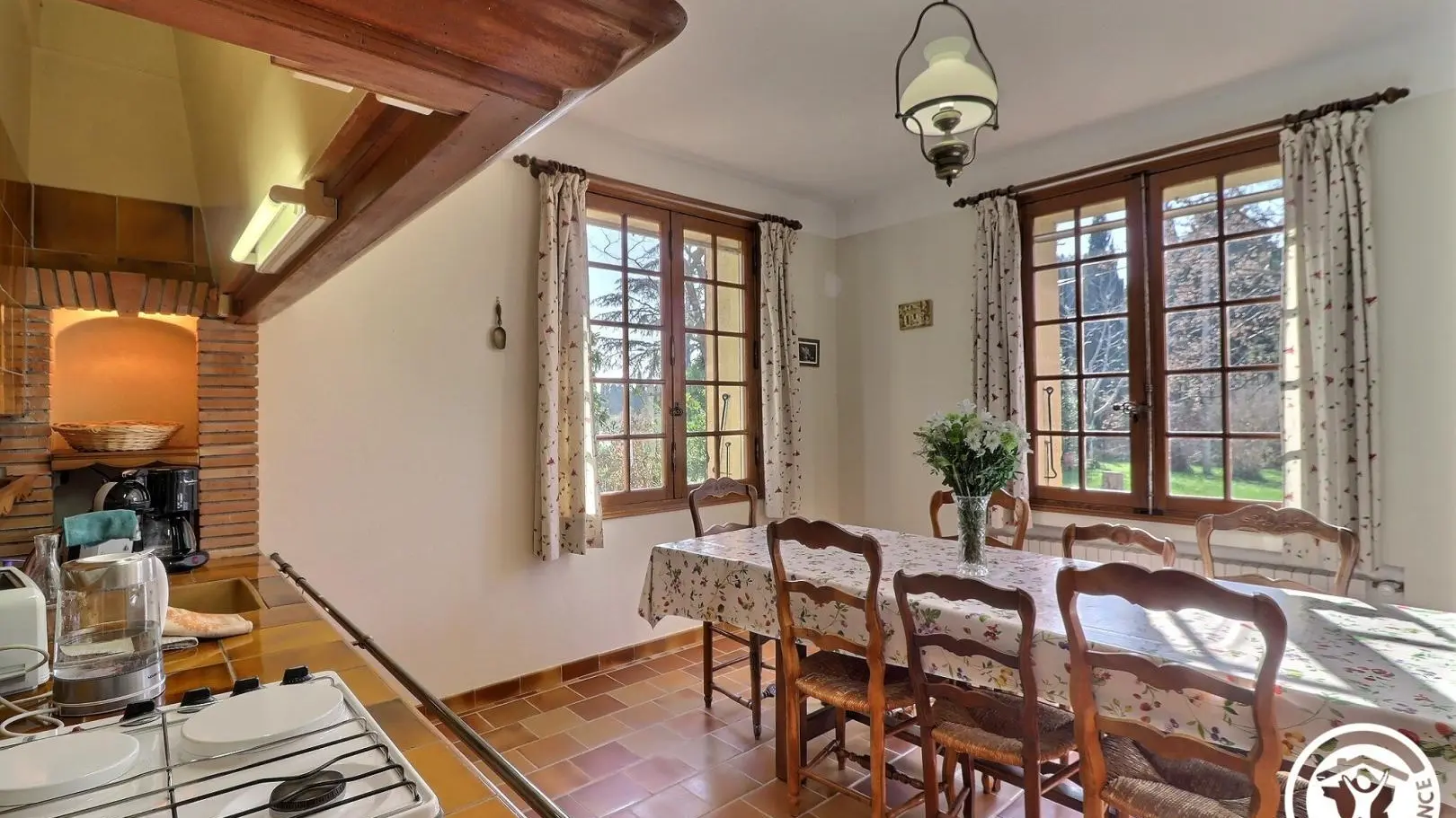 Salle à manger avec coin petit-déjeuner