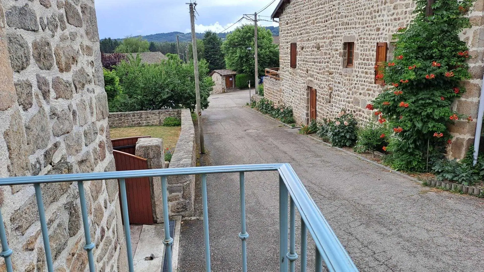 Vue sur la rue à partir de l'entrée dans le gîte