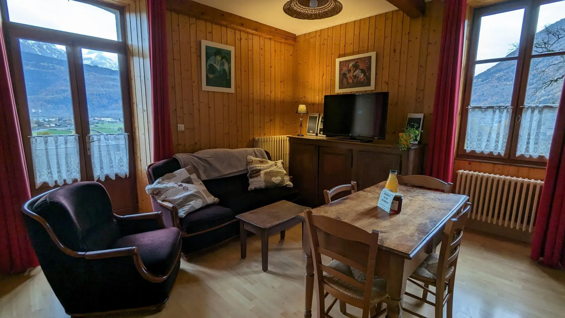 Le coin salon et séjour de la grande chambre. Vue sur les montagnes.