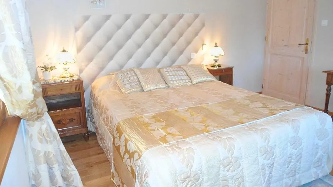 Chambre vue étang 
grand lit (160x200)+ lit bébé