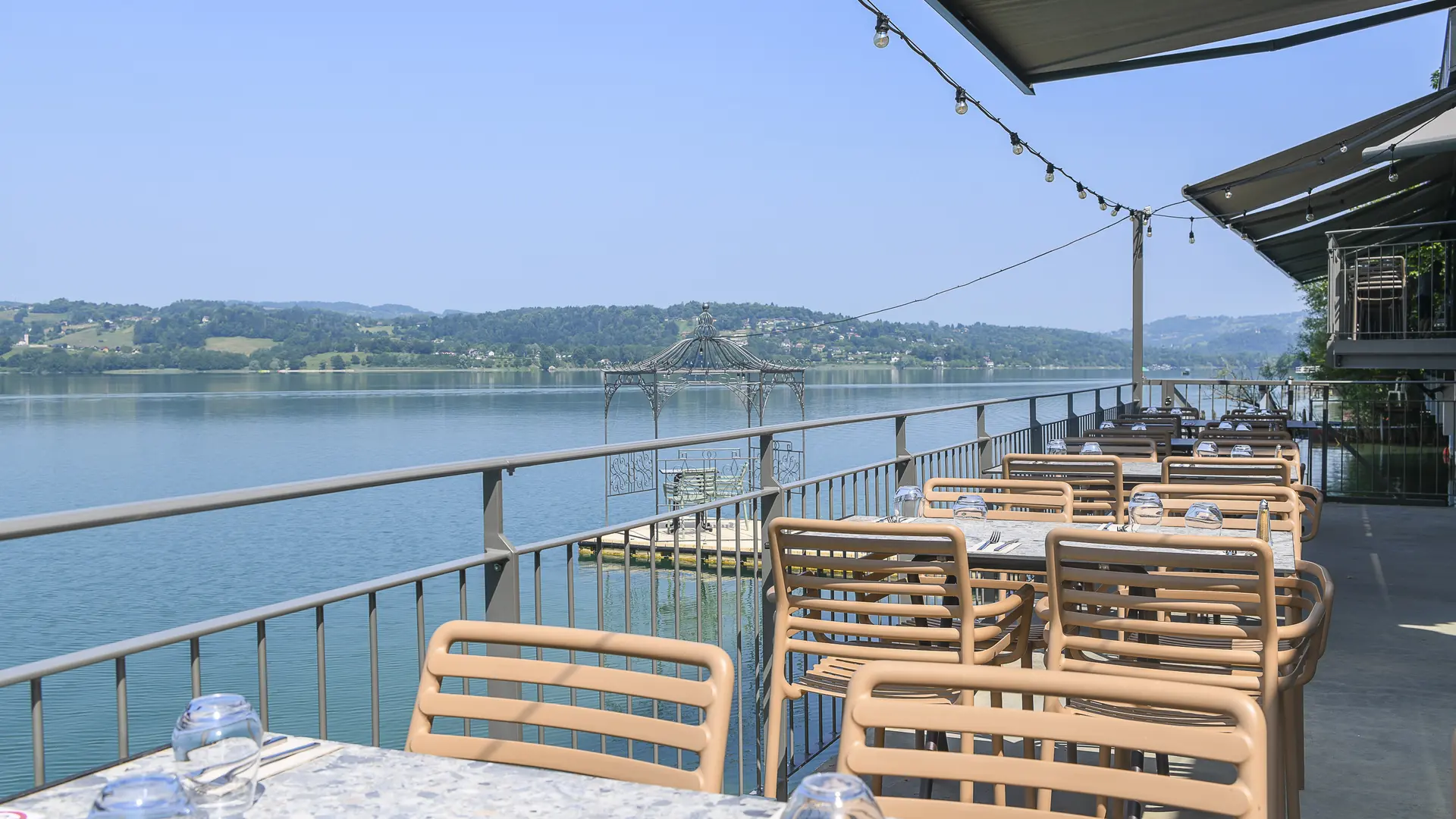 Terrasse au-dessus du lac