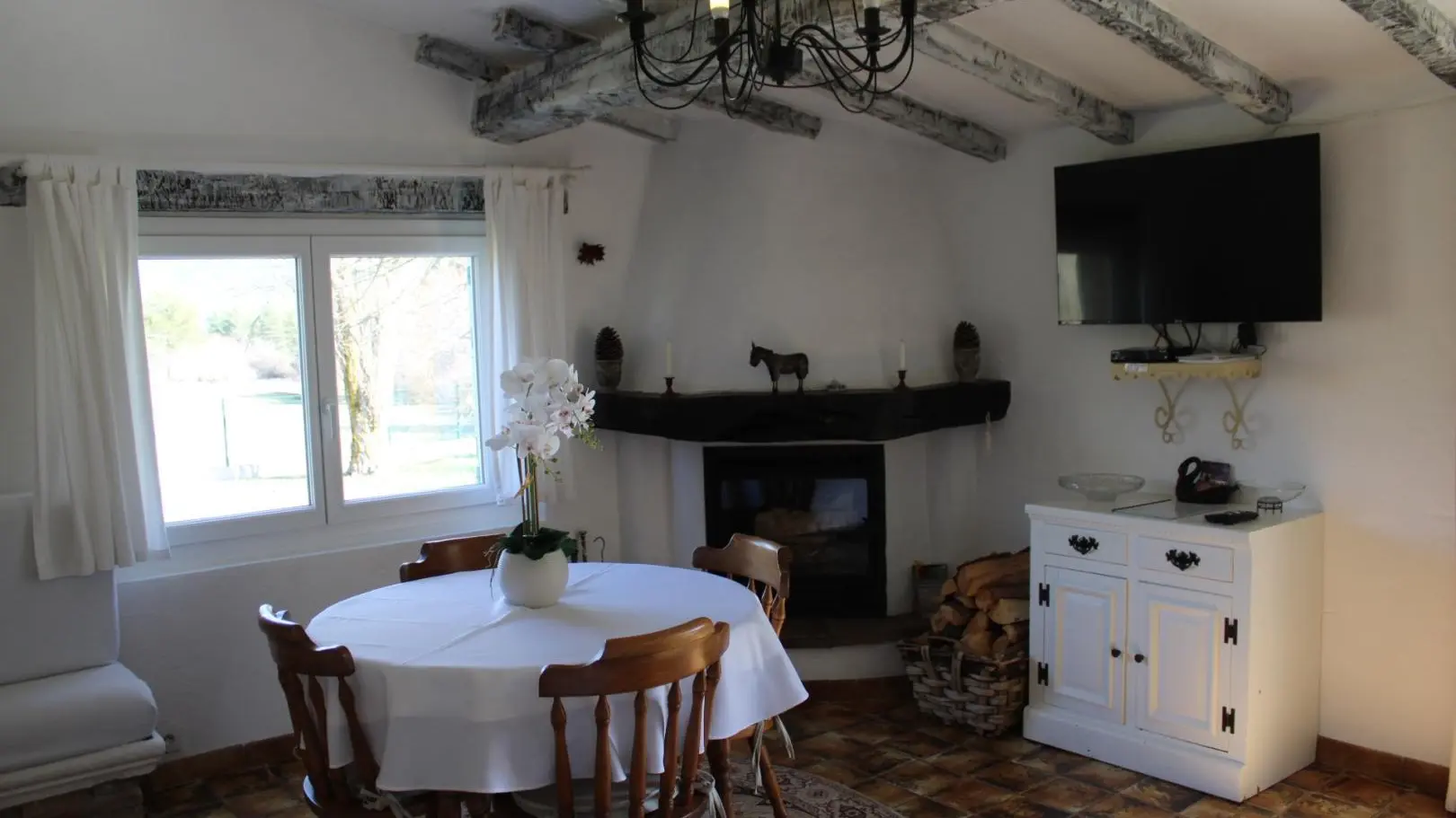 Salle à manger Salon avec Cheminée-
Villa La Myreclose-Saint Auban-Gîtes de France Alpes Maritimes