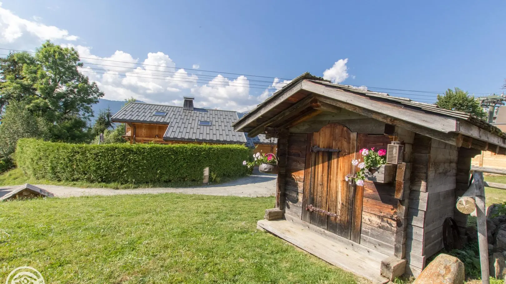 Petit mazot à côté du gîte (stockage)