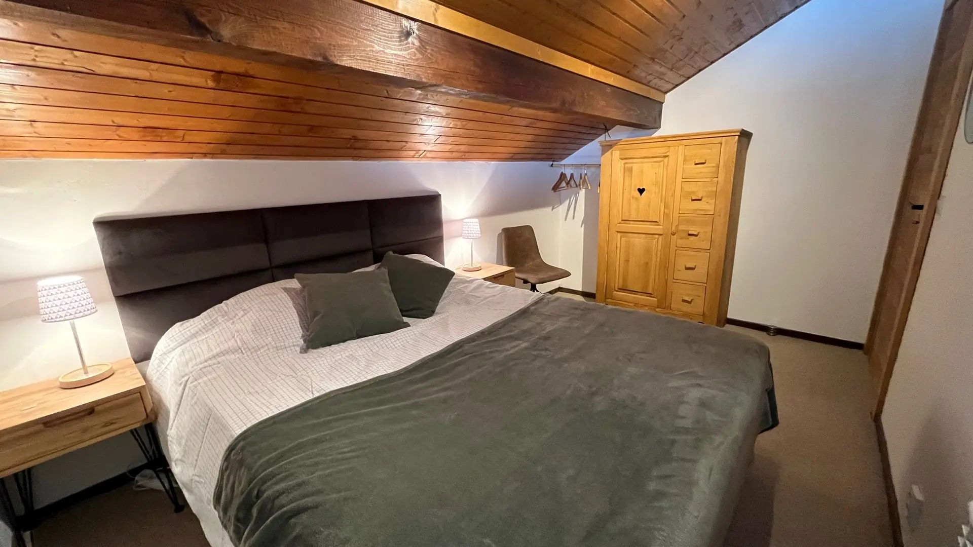 Chambre avec un grand lit double à l'étage