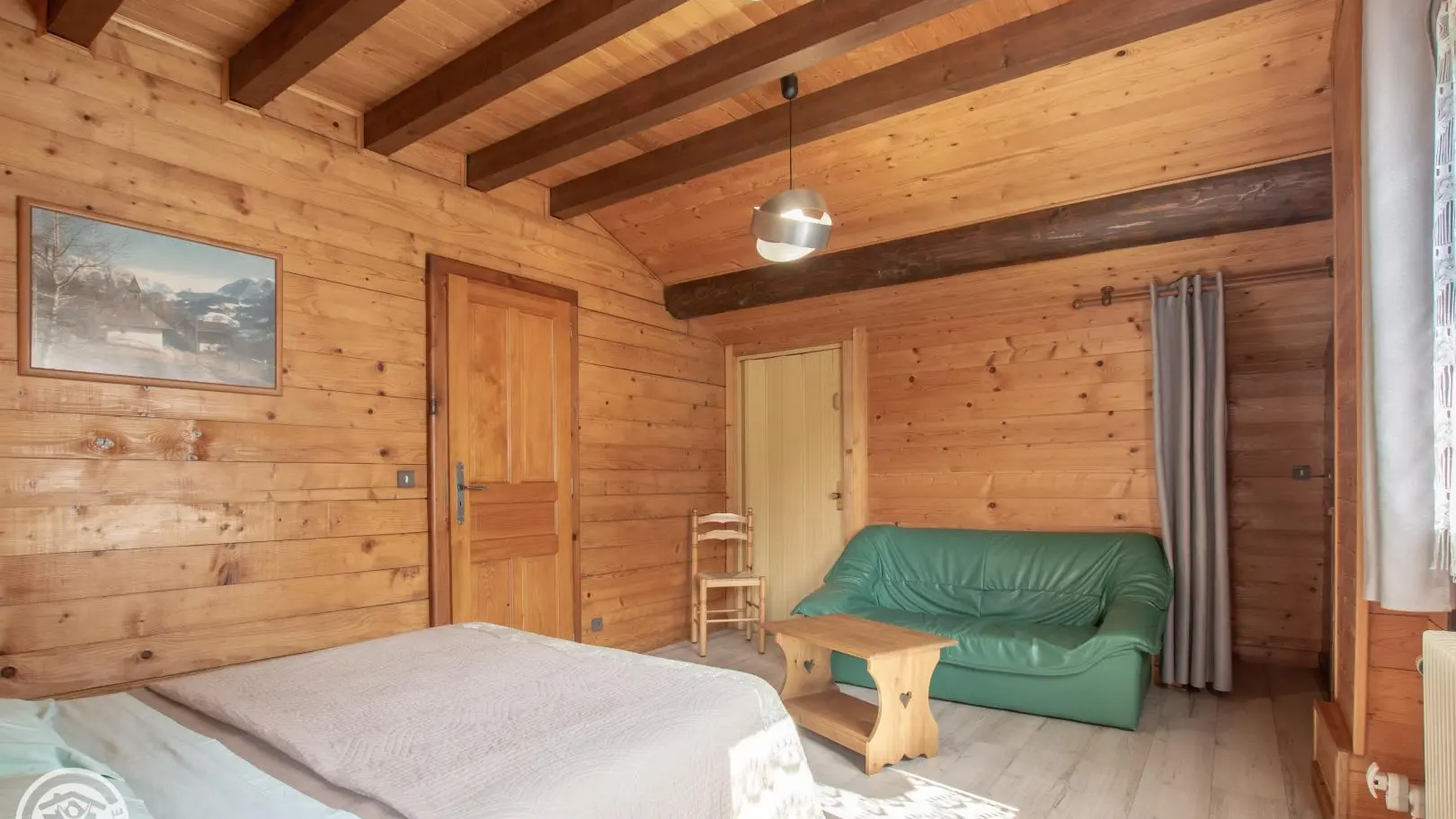 Chambre avec coin salon à l'étage.