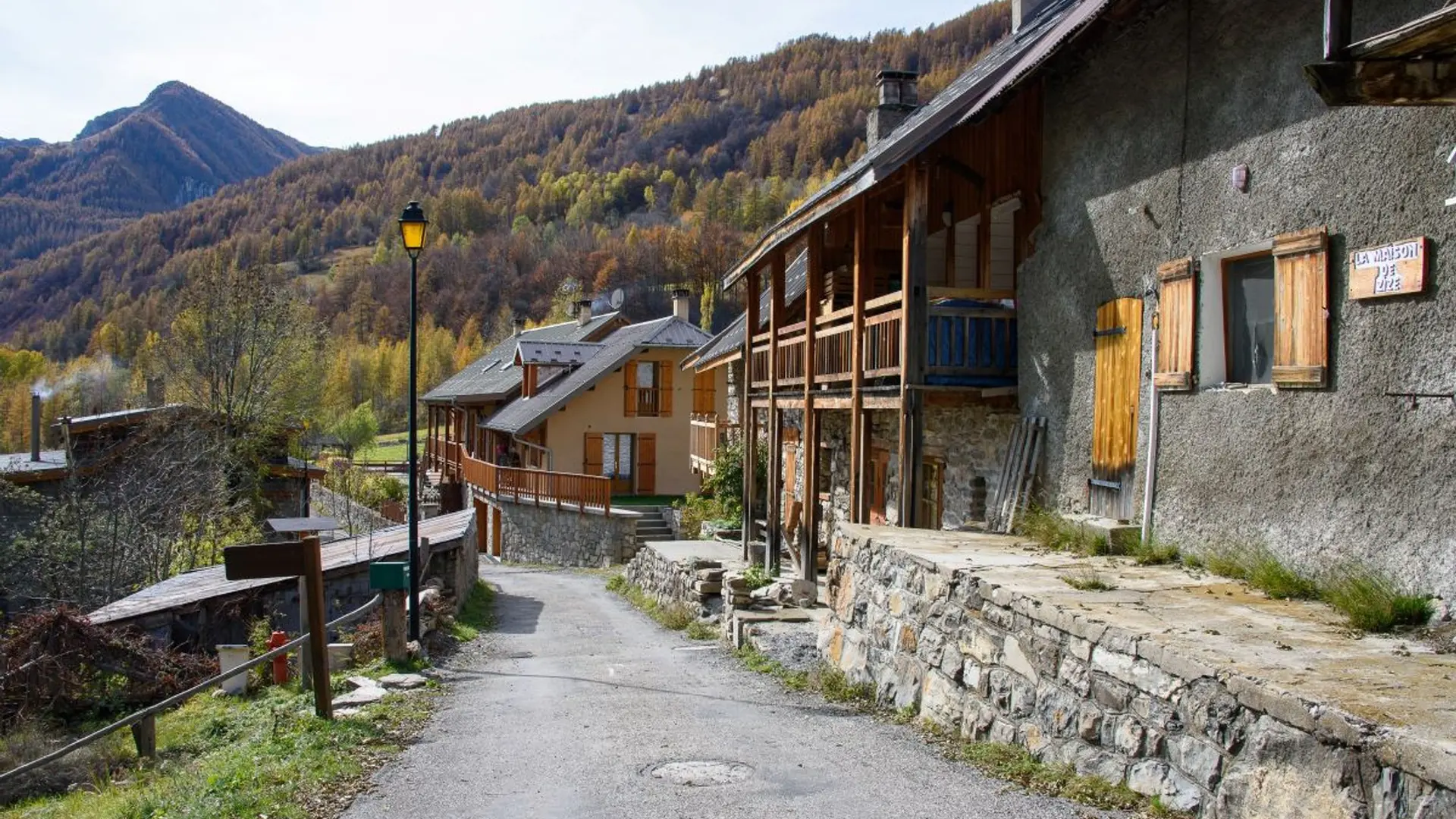 Le hameau des Gourniers à l'automne