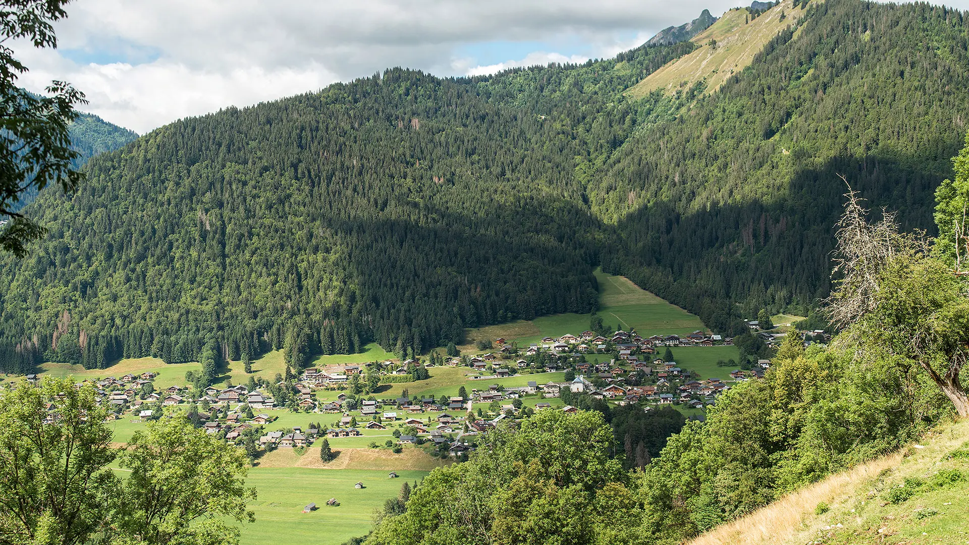 Vue depuis les Guéritolles : le village d'Essert-Romand