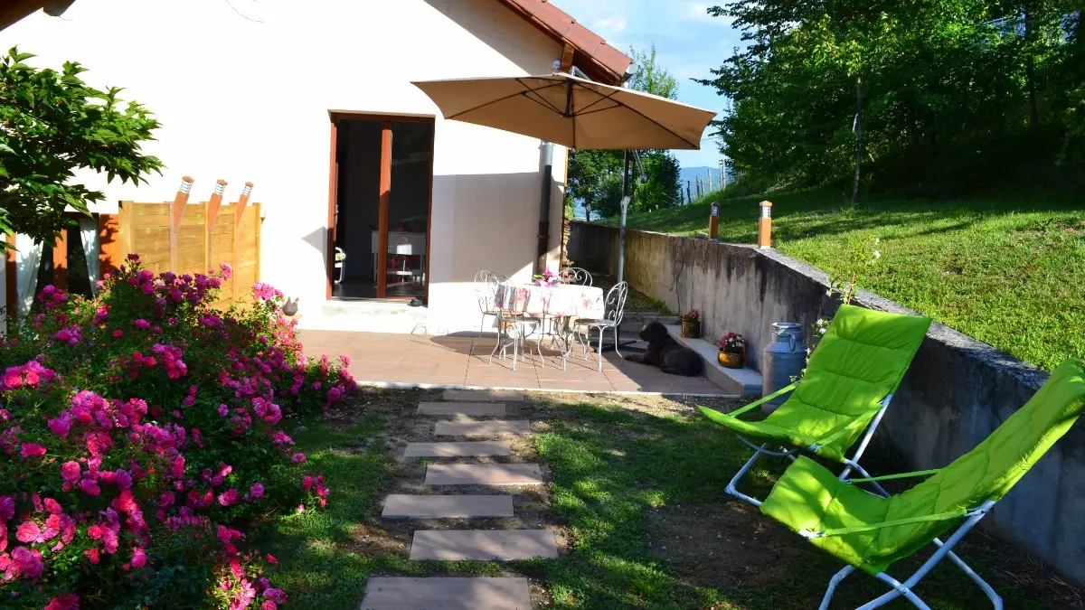 Entrée et terrasse du gîte