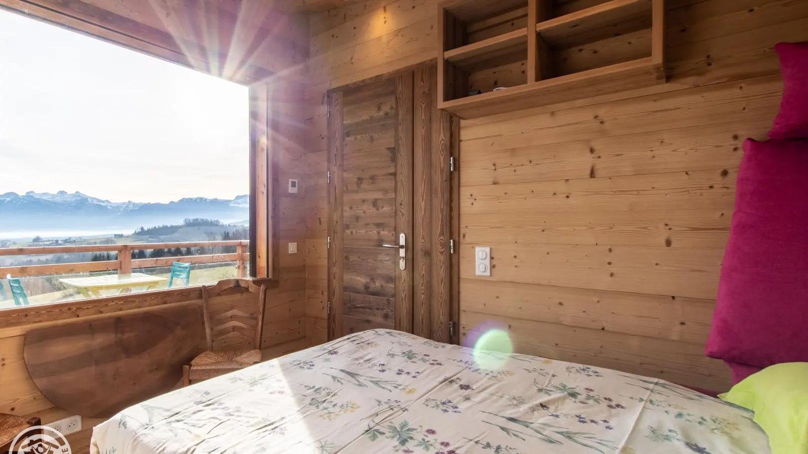 Bue directe sur la vallée et les montagnes