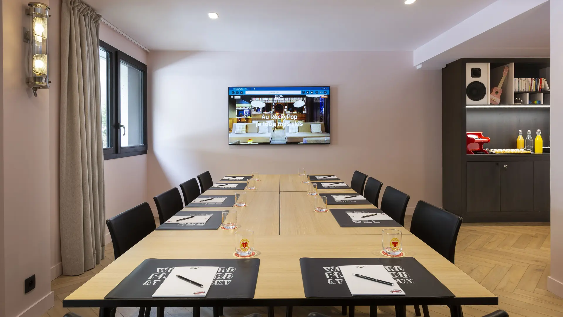 Petite salle de séminaire ou réunion avec boissons et viennoiseries