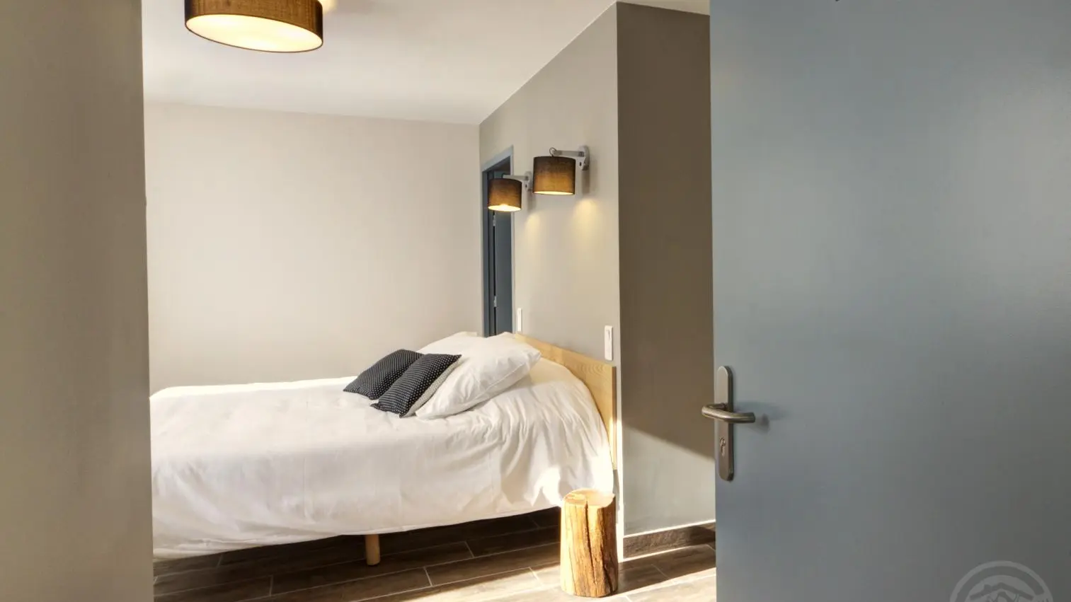 Chambre Le Lin accès PMR : 1 lit 140 avec sanitaires complets et privatifs à la chambre.
