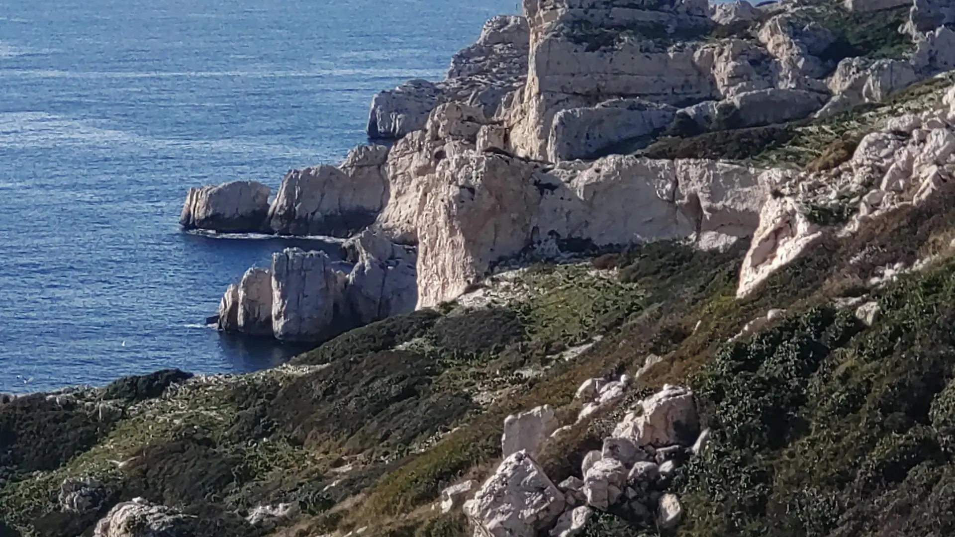 Côte découpée et vue du Planier