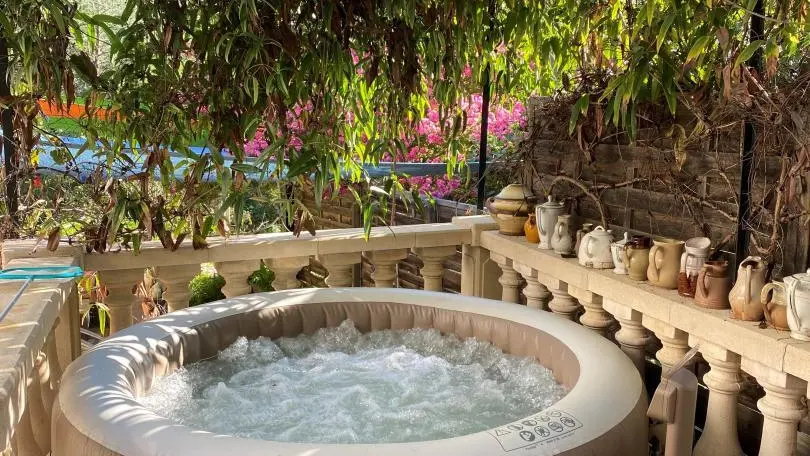 Jacuzzi 4 personnes en commun avec les propriétaires à disposition