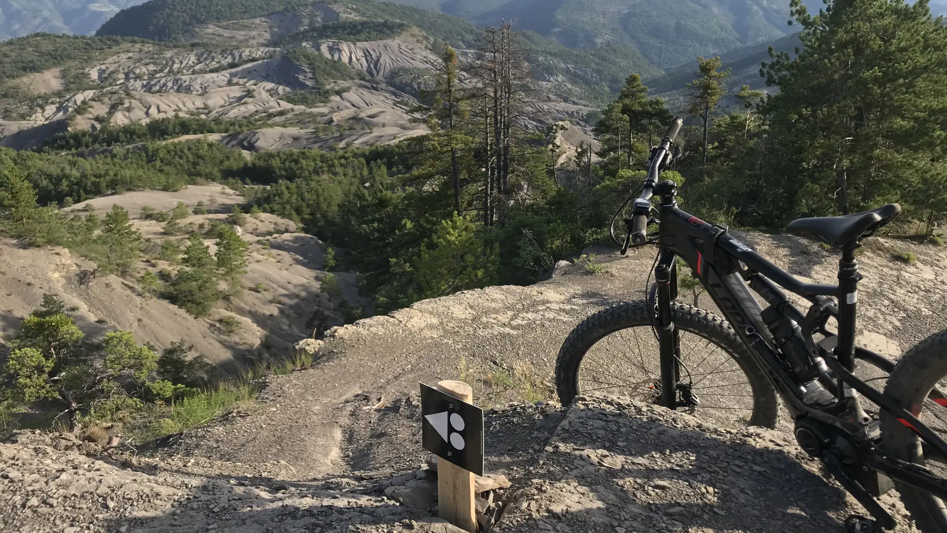 Sentier balisé dans les Terres Noires