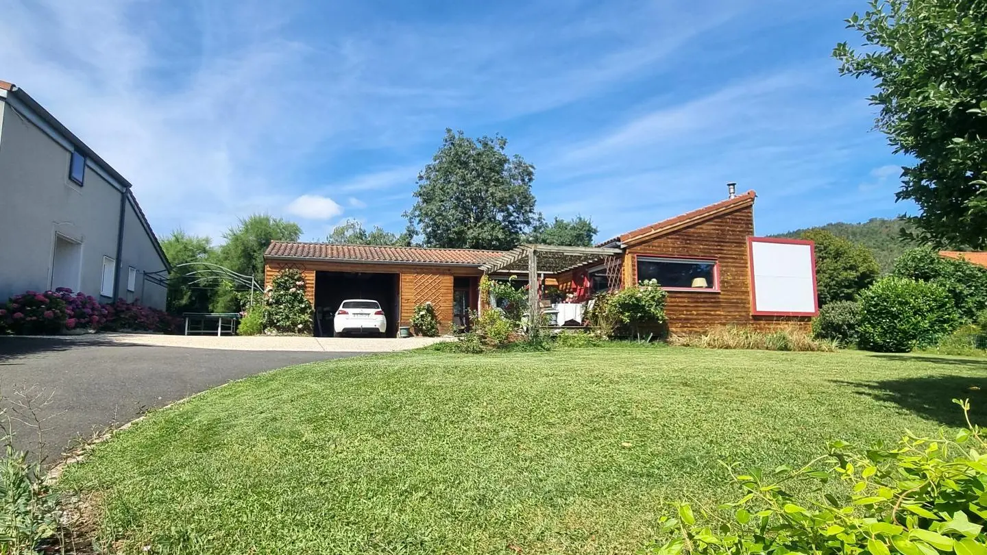 Maison du propriétaire à côté du gîte (à gauche)