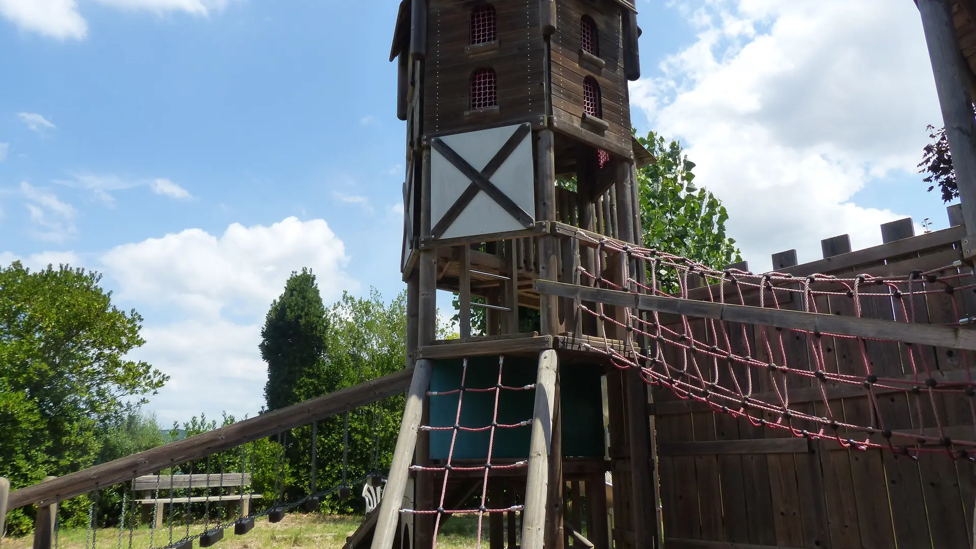 Vue interieur Aire de jeux le château fort