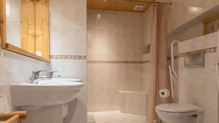 Salle d'eau avec douche à l'italienne , adaptée aux PMR (chaise douche mise à disposition)