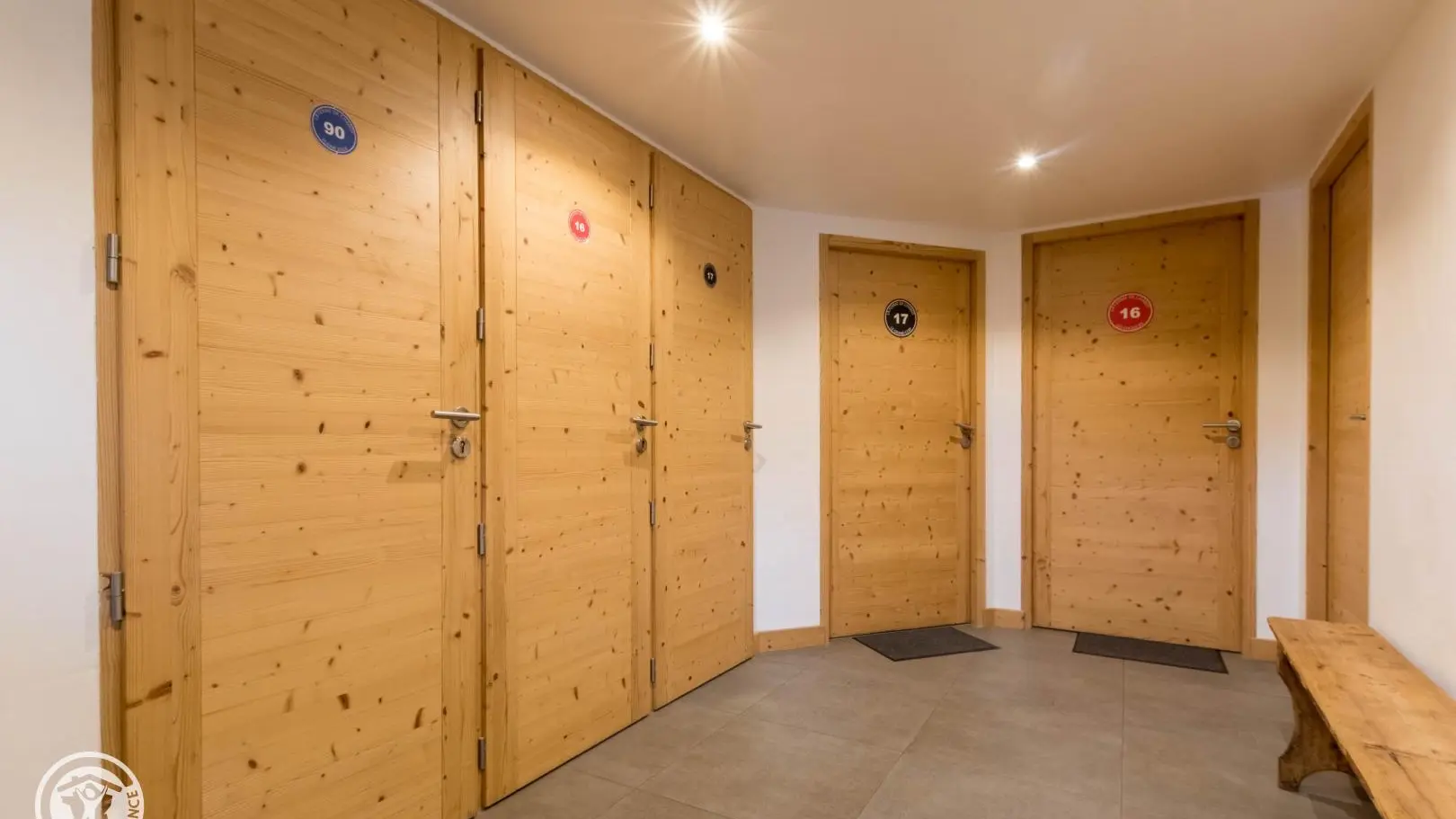 Entrée commune, casier à skis pour chaque gîtes.