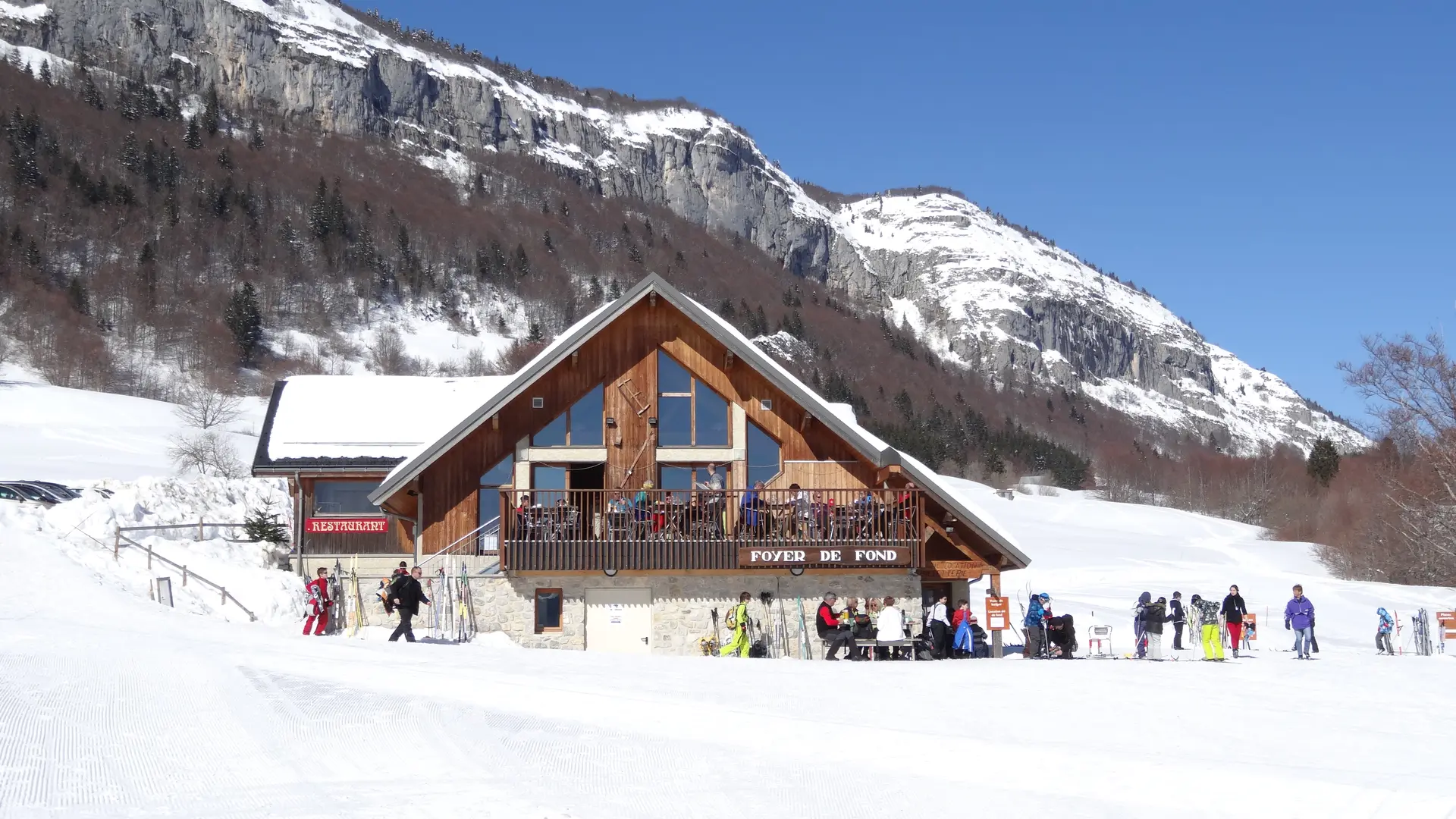 Foyer de ski de fond et restaurant l'Escale du Désert au-dessus