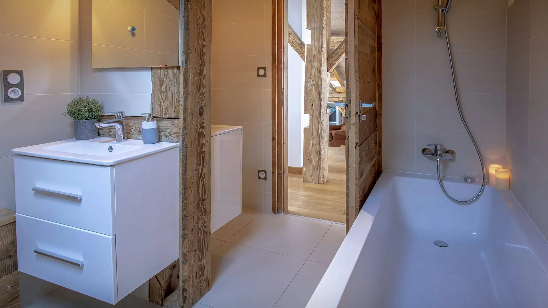 Salle de bain avec baignoire