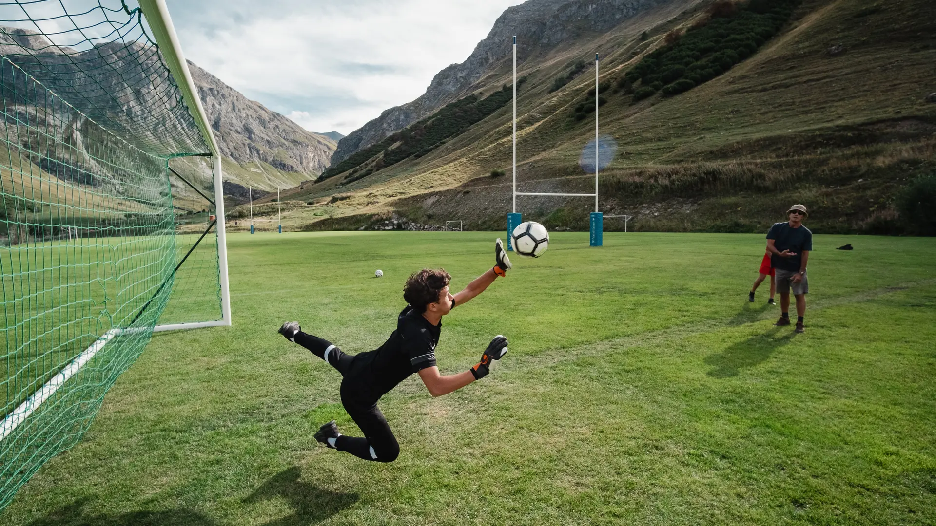 Enfants qui jouent au football dans la Vallée du Manchet à Val d'Isère