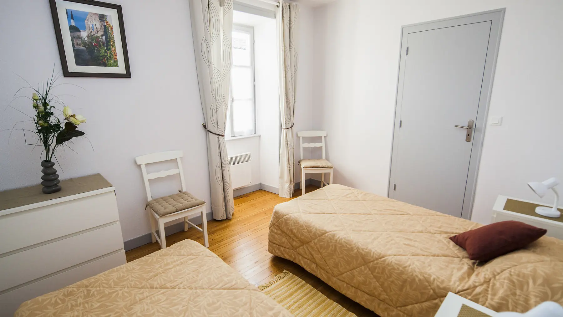 Chambre n°2 - deux lits simples, deux chaises et une commode