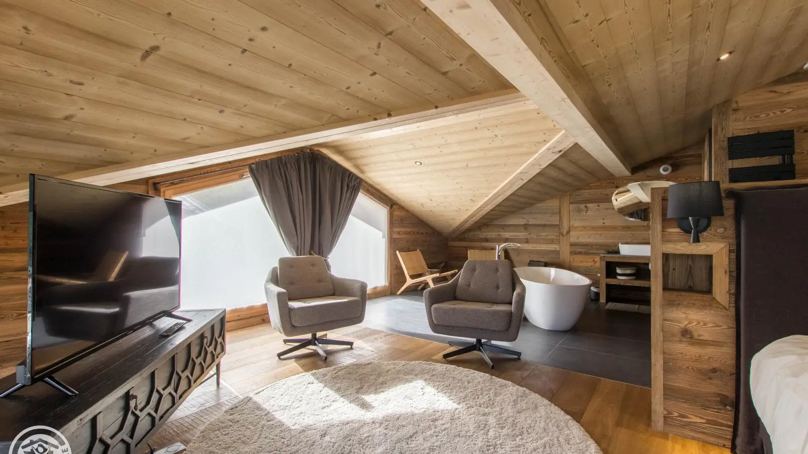 Espace TV de la suite parentale.