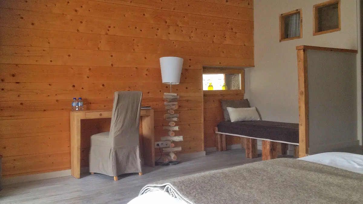 Intérieur d’une chambre, lit double