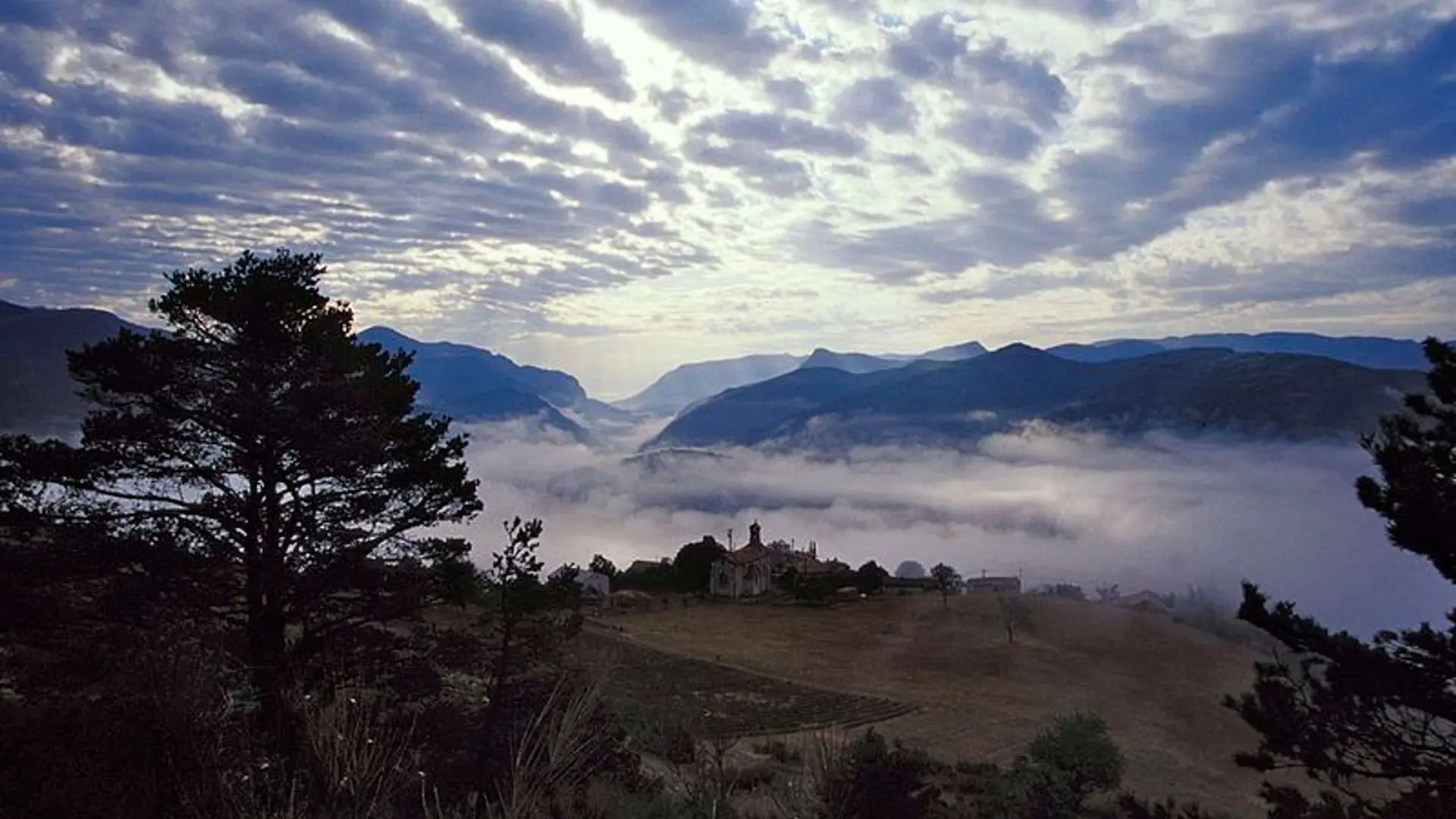 Etoile-Saint-Cyrice sous un ciel impressionnant