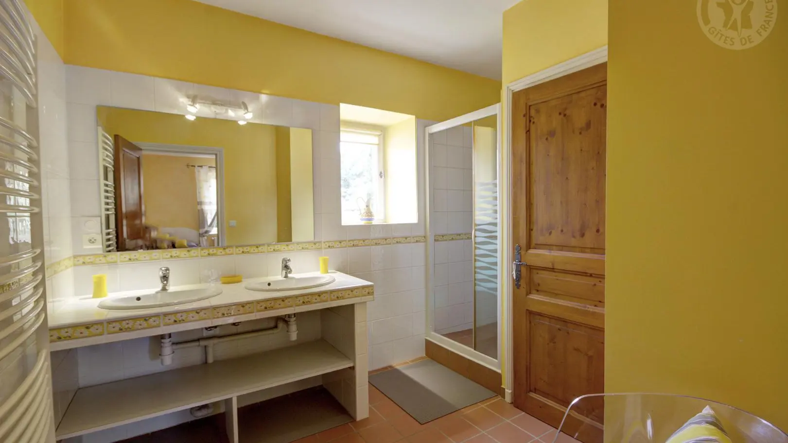Le Beauplan 1 : sanitaire complet privatif et la chambre Marguerite au rez-de-chaussée