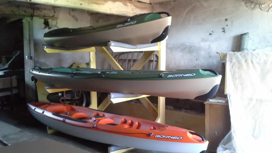 Les kayaks mis à disposition dans le gîte