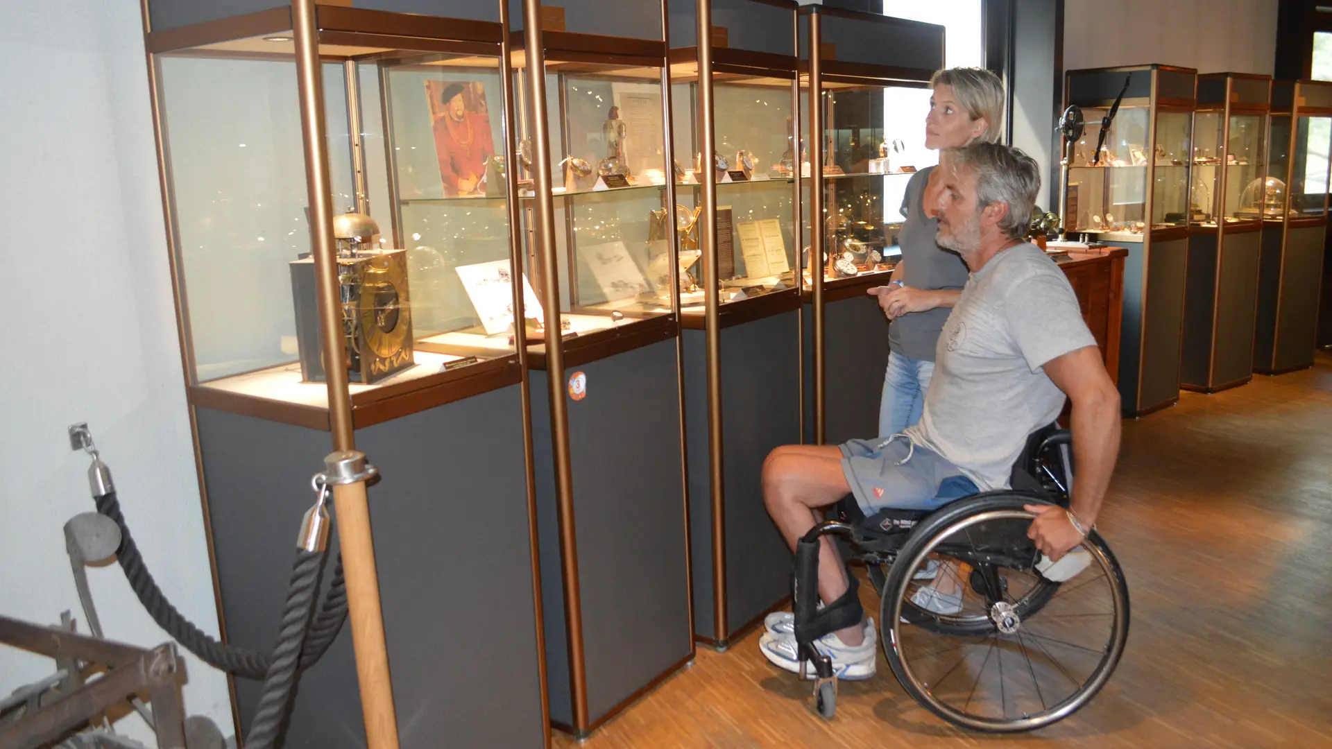 Couple devant les vitrines du musée