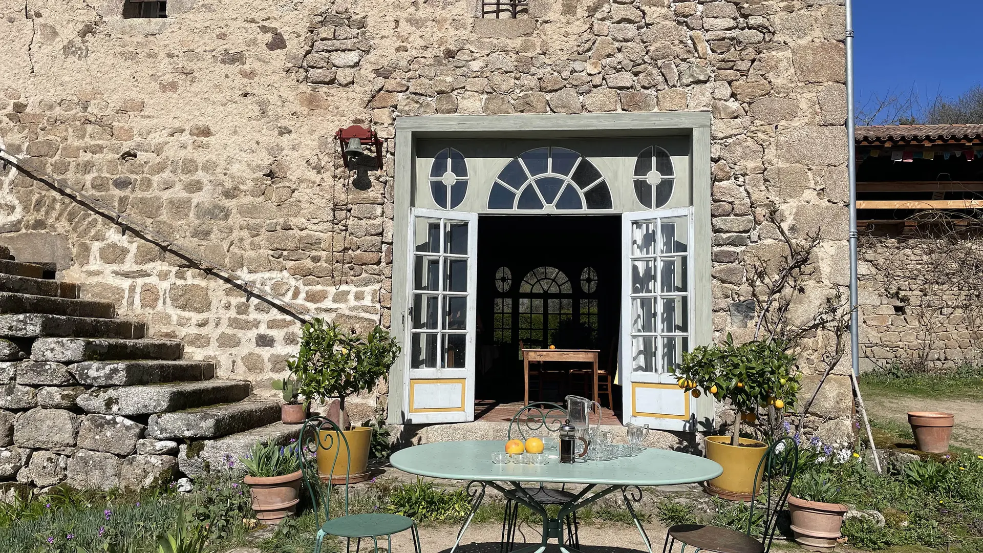 terrasse du matin devant l'orangerie