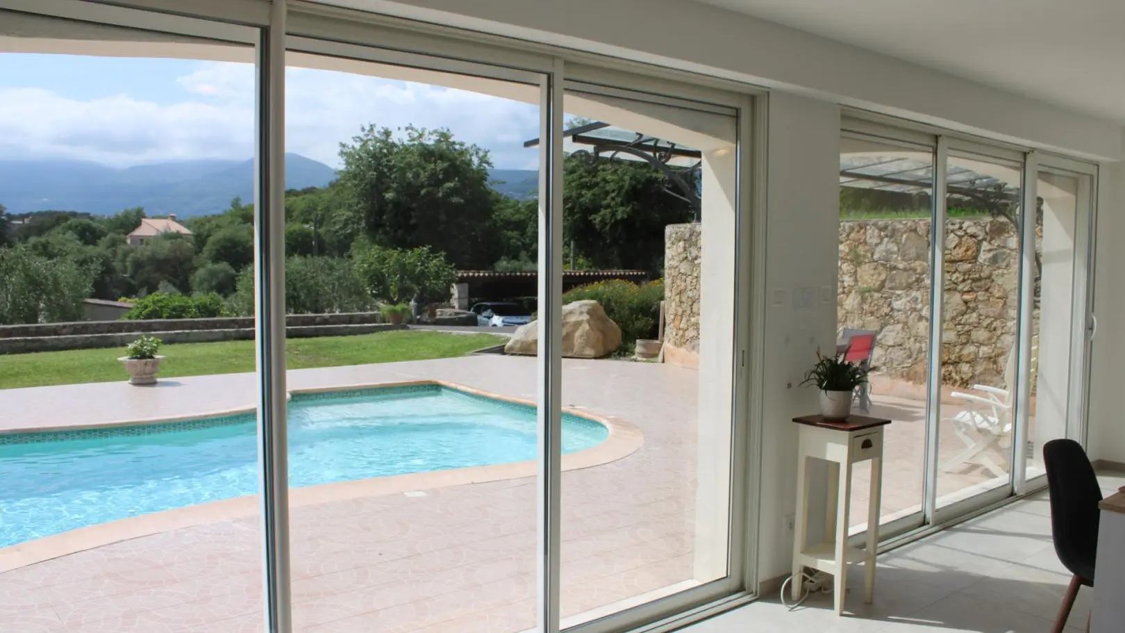 Villa reflets du sud- Séjour-Vue piscine - Gîtes de France Alpes-Maritimes